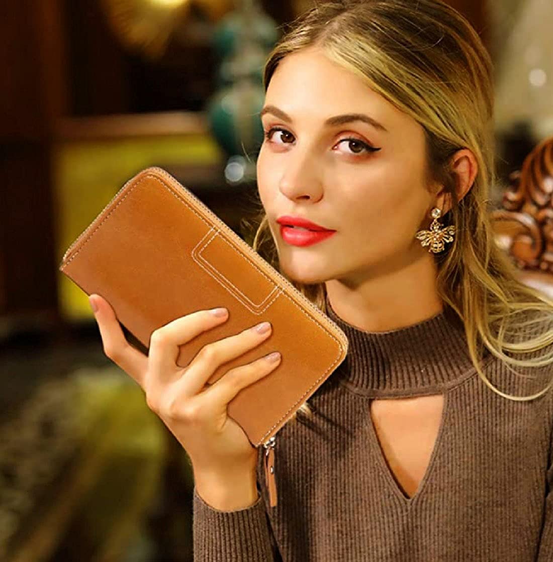 Woman holding a brown leather wallet buy your genuine leather wallet in Mauritius at Bags.mu