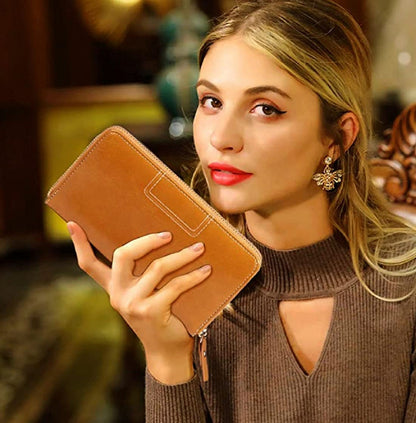 Woman holding a brown leather wallet buy your genuine leather wallet in Mauritius at Bags.mu